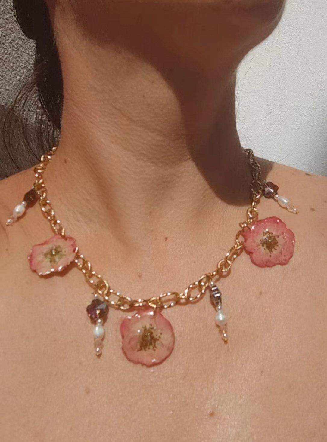 Collar de rosas reales, cristal facetado y perlas naturales
