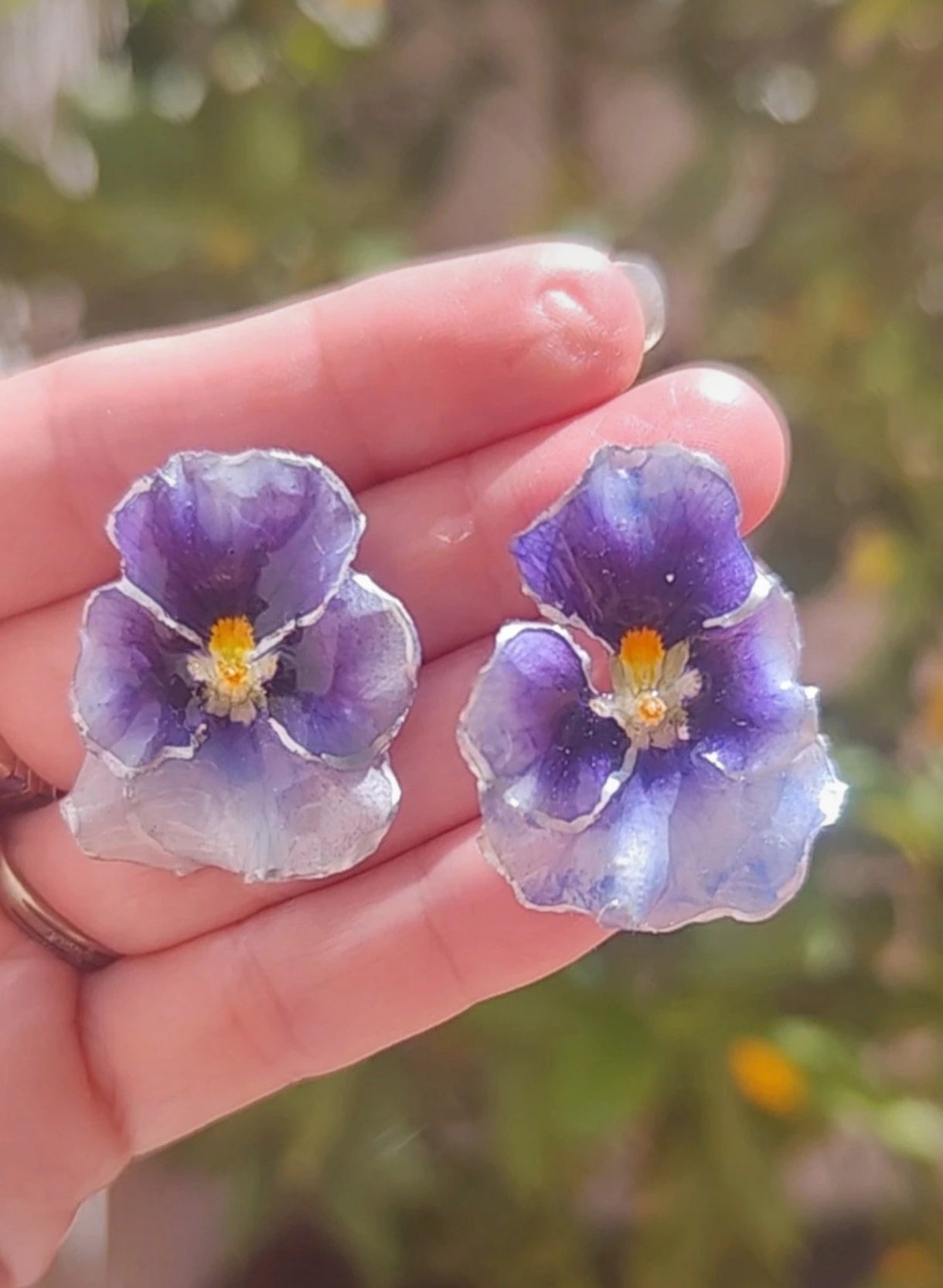 Pendientes de pensamientos en resina