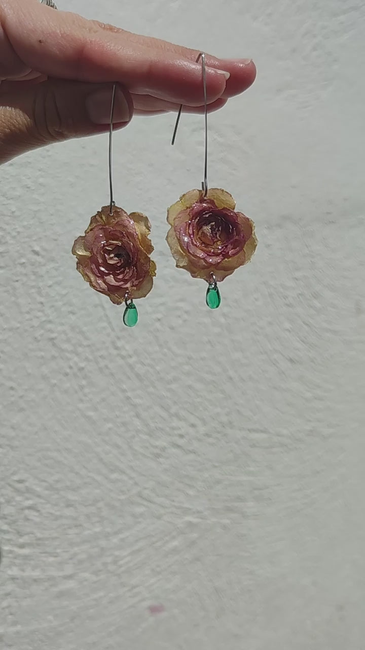 Pendientes de mini rosas reales resinadas