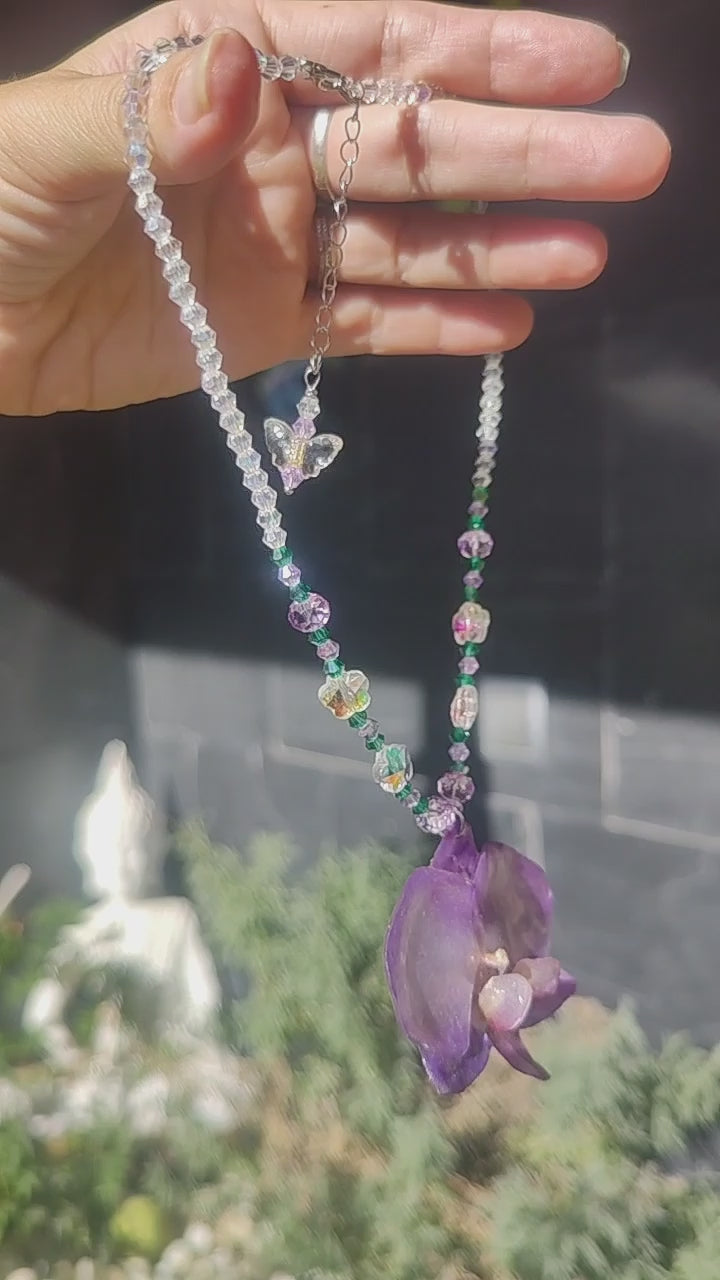 Collar de orquídea auténtica hecho a mano, lila y blanco con cadena de cristal facetado