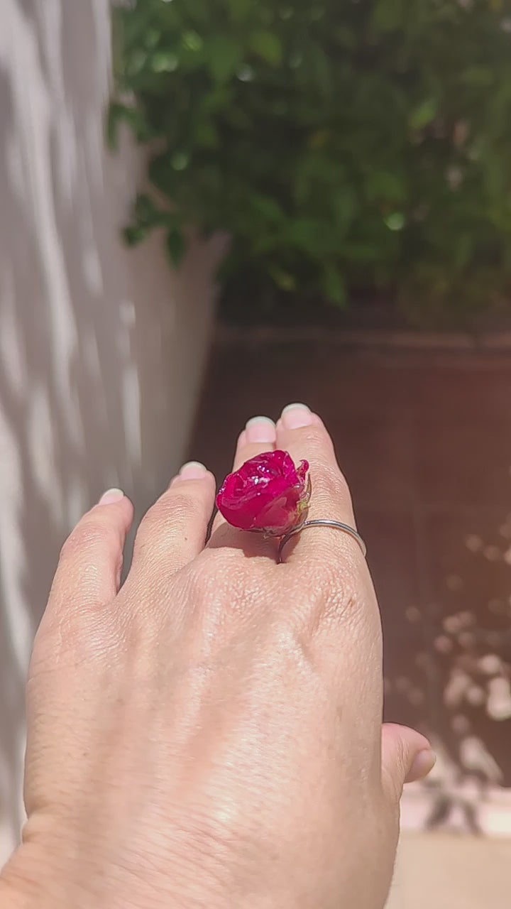 Anillo de mini rosa real resinada