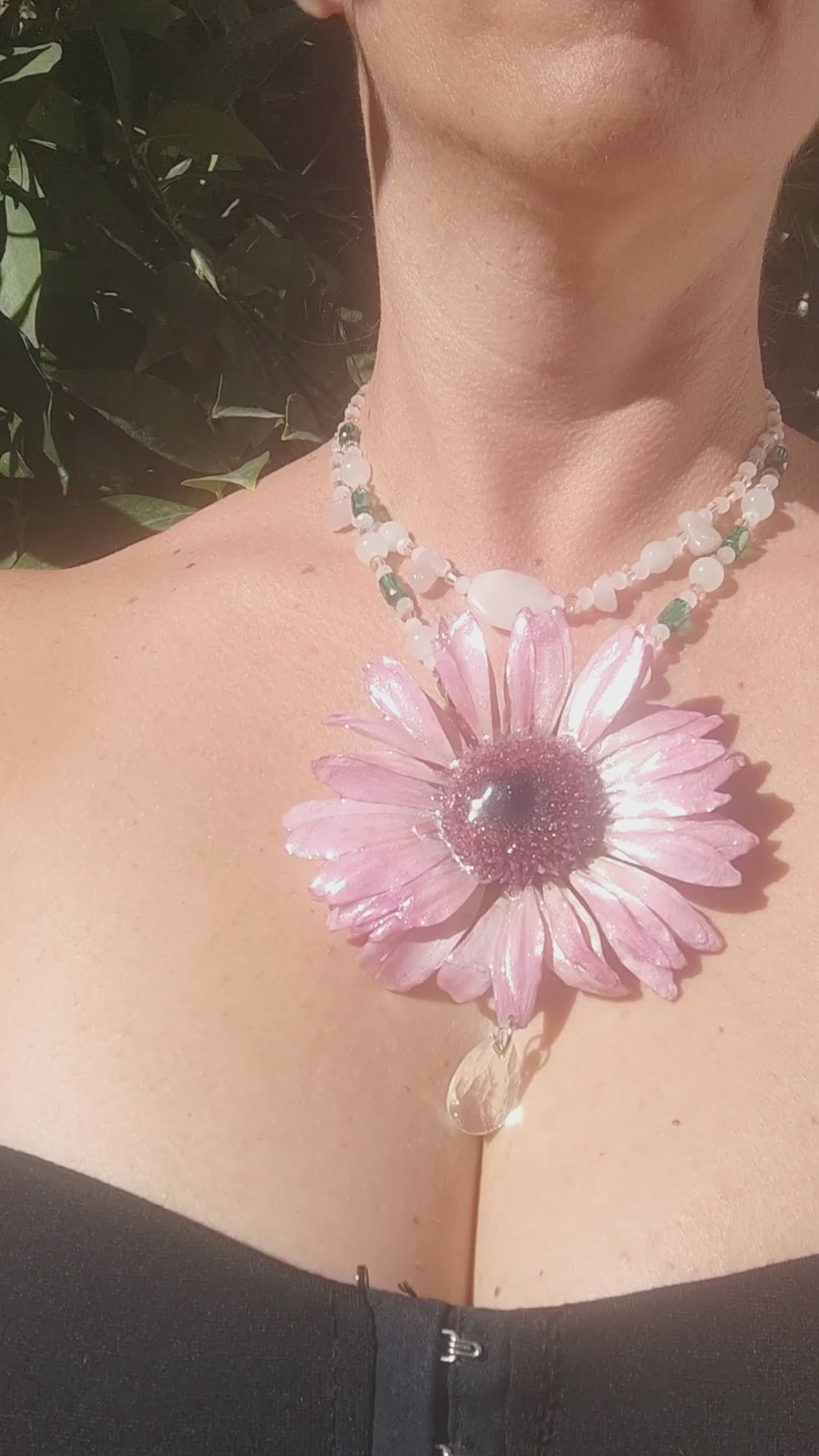 Collar Doble 2 en 1 con Flor Real de Gerbera Rosa Resinada, Cuarzo Rosa y Cristal Facetado. Collar Natural Desmontable con Alfiler. Joyería Hecha a Mano