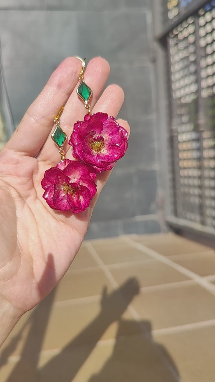Pendientes de Rosa Real en Resina • Enganches de Acero Inoxidable Hipoalergénicos • Joyería Botánica Artesanal Única. Regalo rosa auténtica