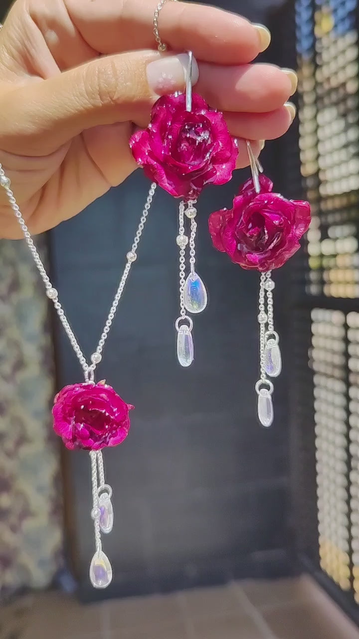 Conjunto de Collar y Pendientes con Rosas Reales Resinadas Burdeos. Joyería Floral Preservada con Lágrimas de Cristal. Regalo Romántico Artesanal