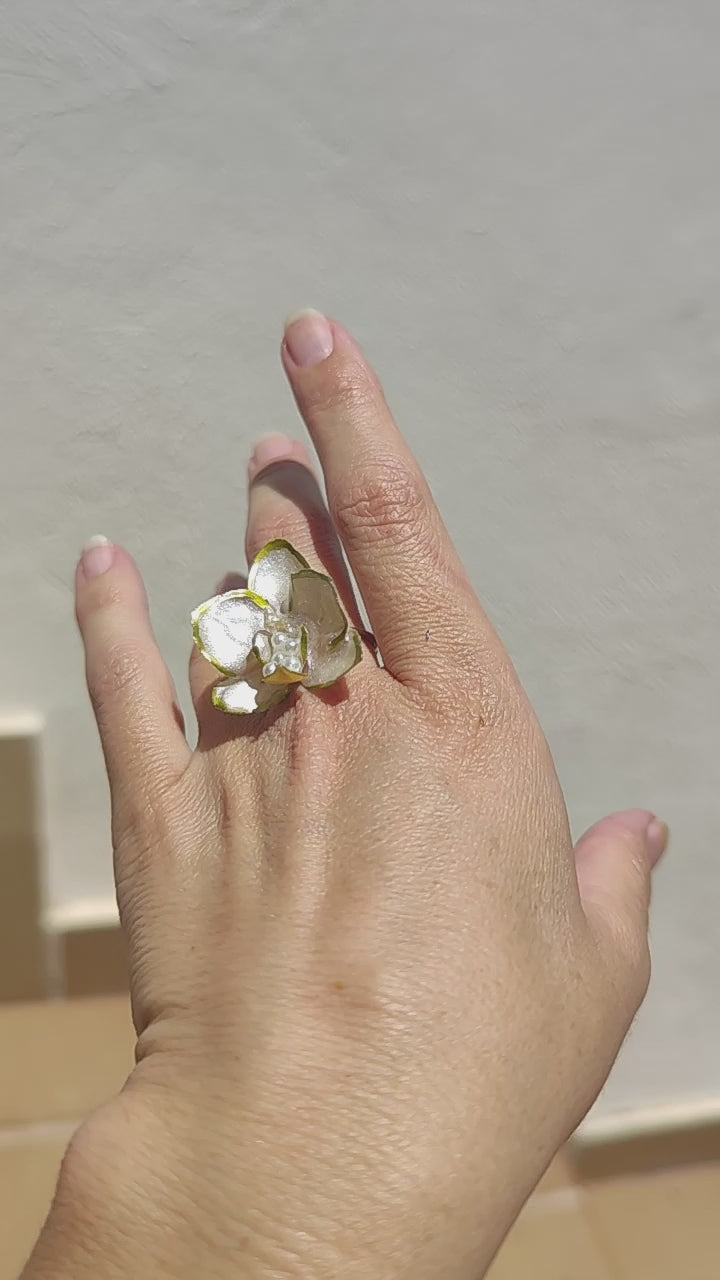 Anillo de mini orquídea real resinada