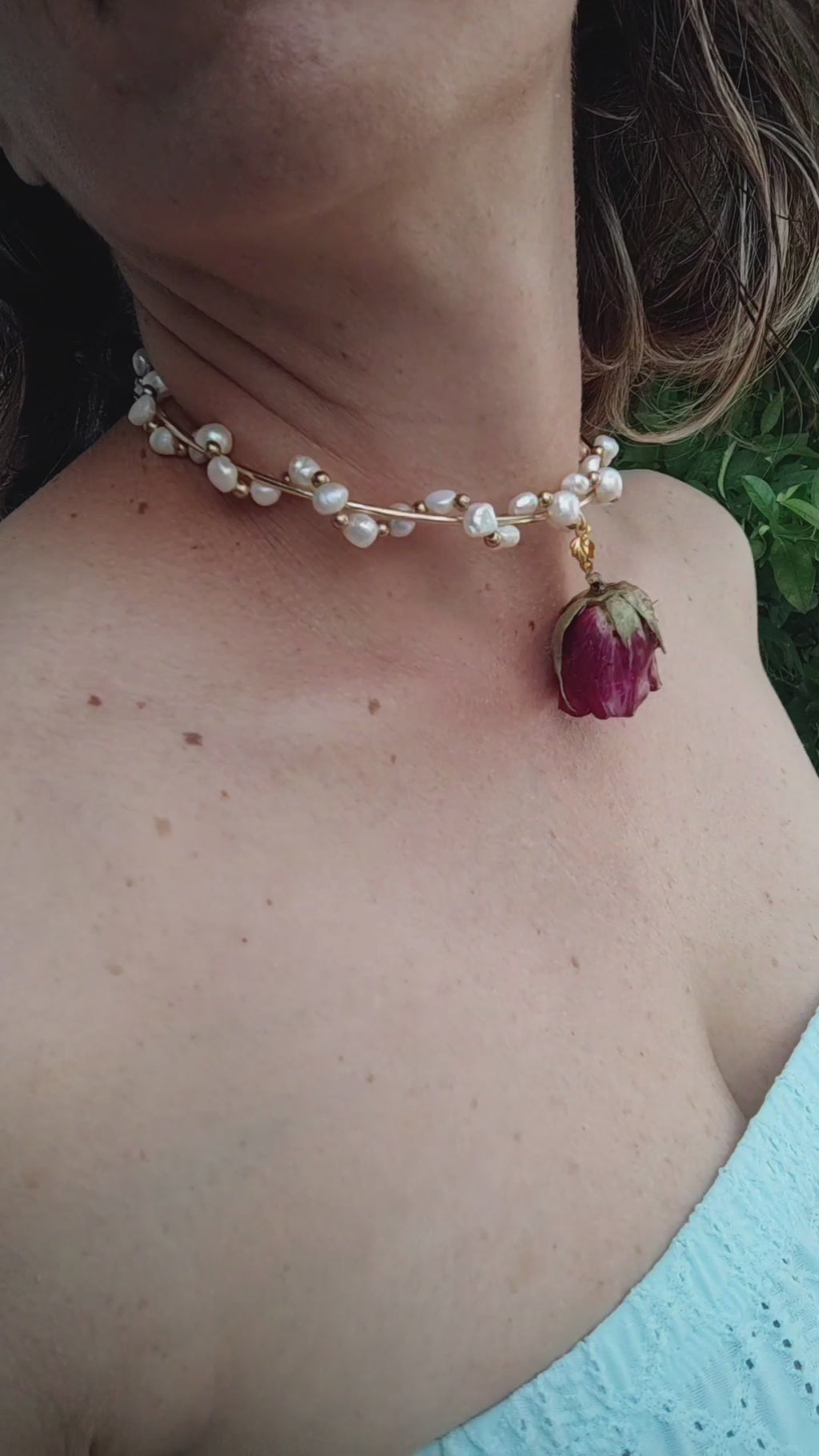 Collar Exclusivo de Perlas Naturales y Rosa Roja Preservada | Joyería Artesanal Única | eternalflowersbyMonicaDelgado