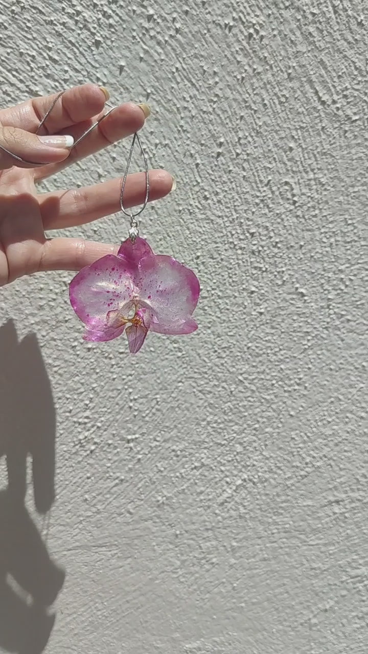 Collar con orquídea real resinada