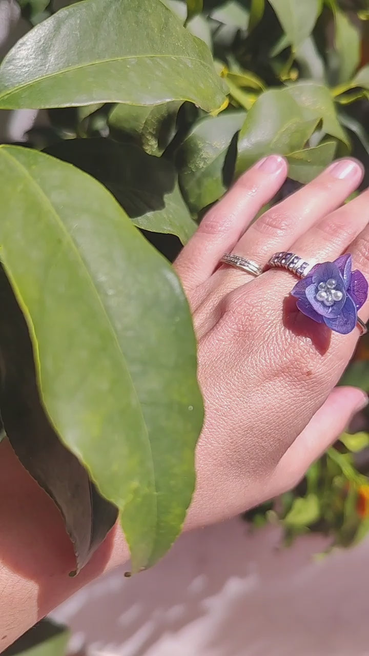 Anillo de hortensia bicolor real resinada