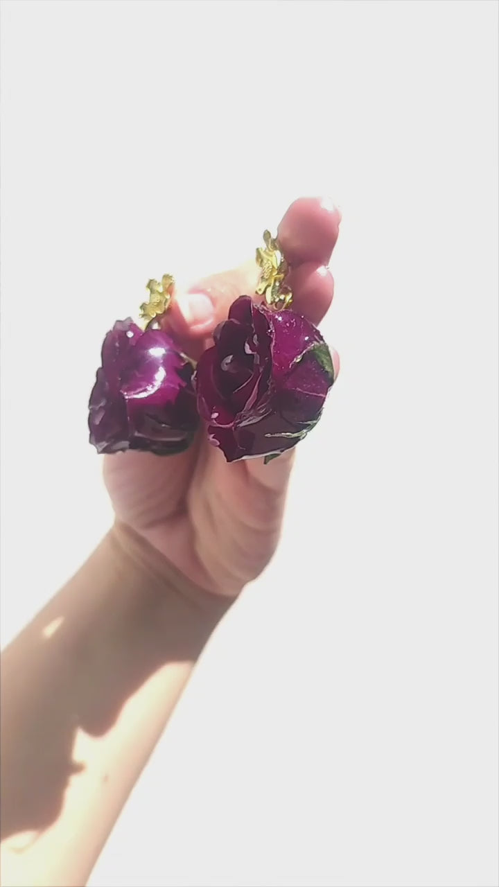 Pendientes artesanos de rosas reales resinadas