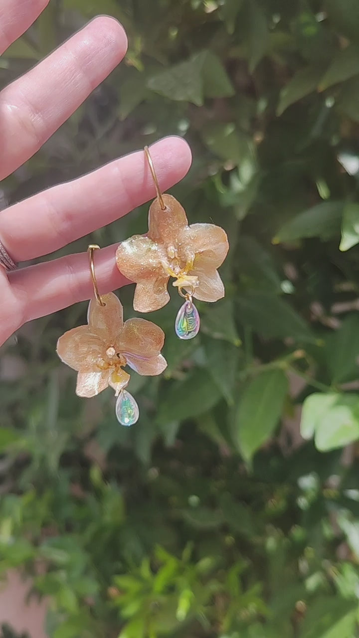 Pendientes de orquídeas amarillas auténticas hechos a mano • Aros con diseño botánico natural, detalle con cristal colgante