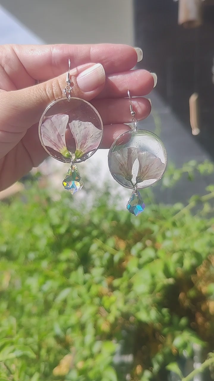 Pendientes con campanillas blancas salvajes en acero inoxidable y cristal facetado