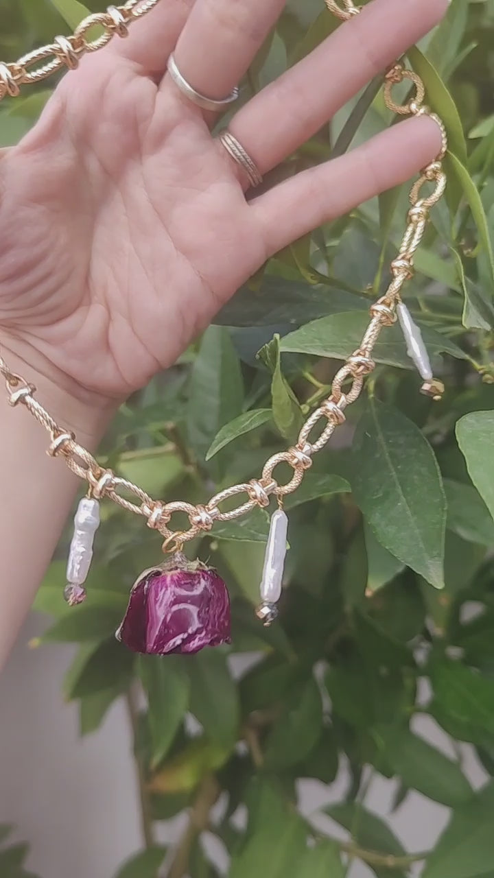 Collar con rosa natural encapsulada en resina – Joyería botánica hecha a mano con perlas y cristal, baño en oro 18K