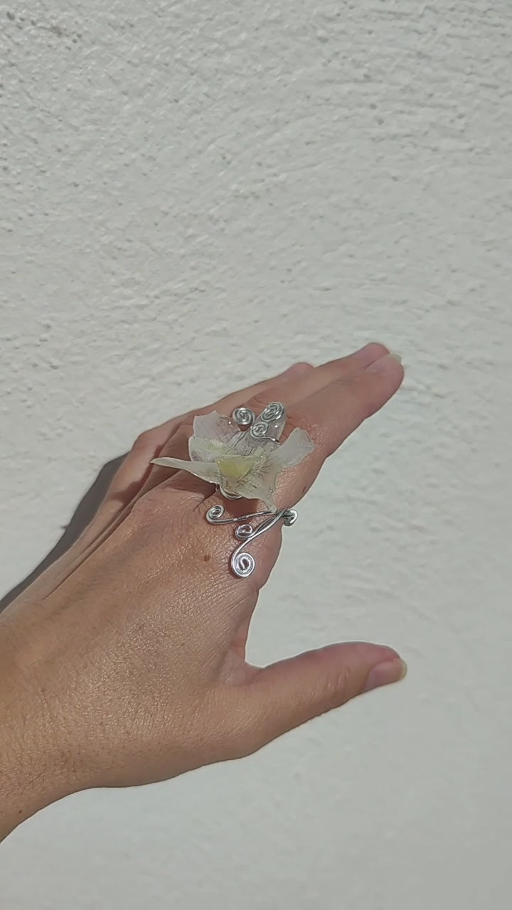 Anillo hecho a mano con alambre y orquídea blanca dendrobium