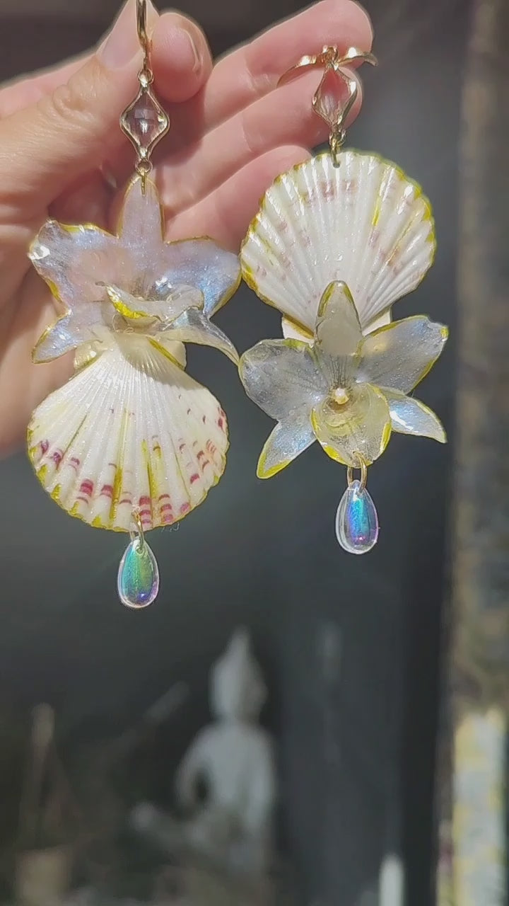 Pendientes artesanales con orquídeas dendrobium reales resinadas, conchas marinas naturales y lágrima de cristal – Joyería botánica hecha a mano