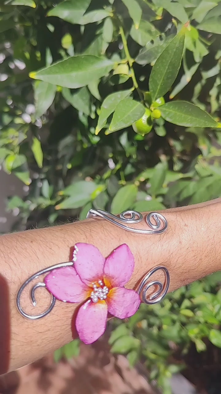 Pulsera Artesanal de Alambre con Flor Real de Plumeria en Resina y Perlitas · Joyería Hecha a Mano · Regalo Boho Único
