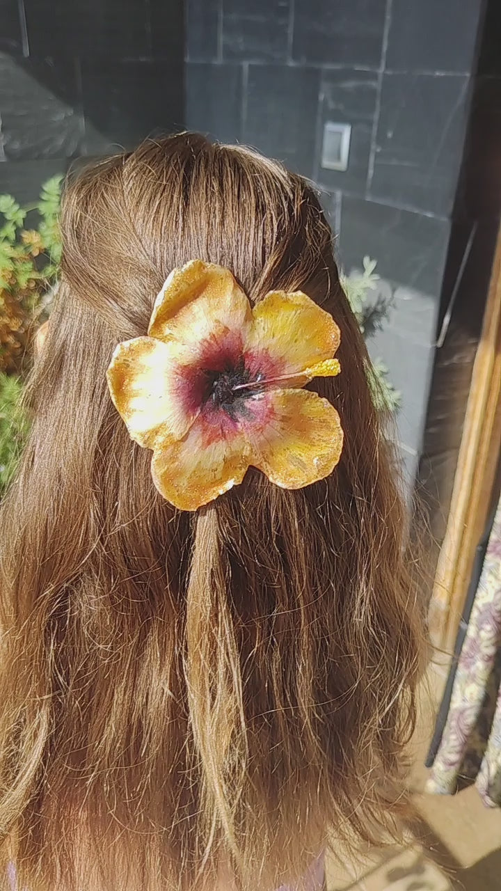 Horquilla de hibisco naranja real hecha a mano, preservada en resina. Accesorio floral boho para cabello, ideal para bodas, verano y estilo fairycore.