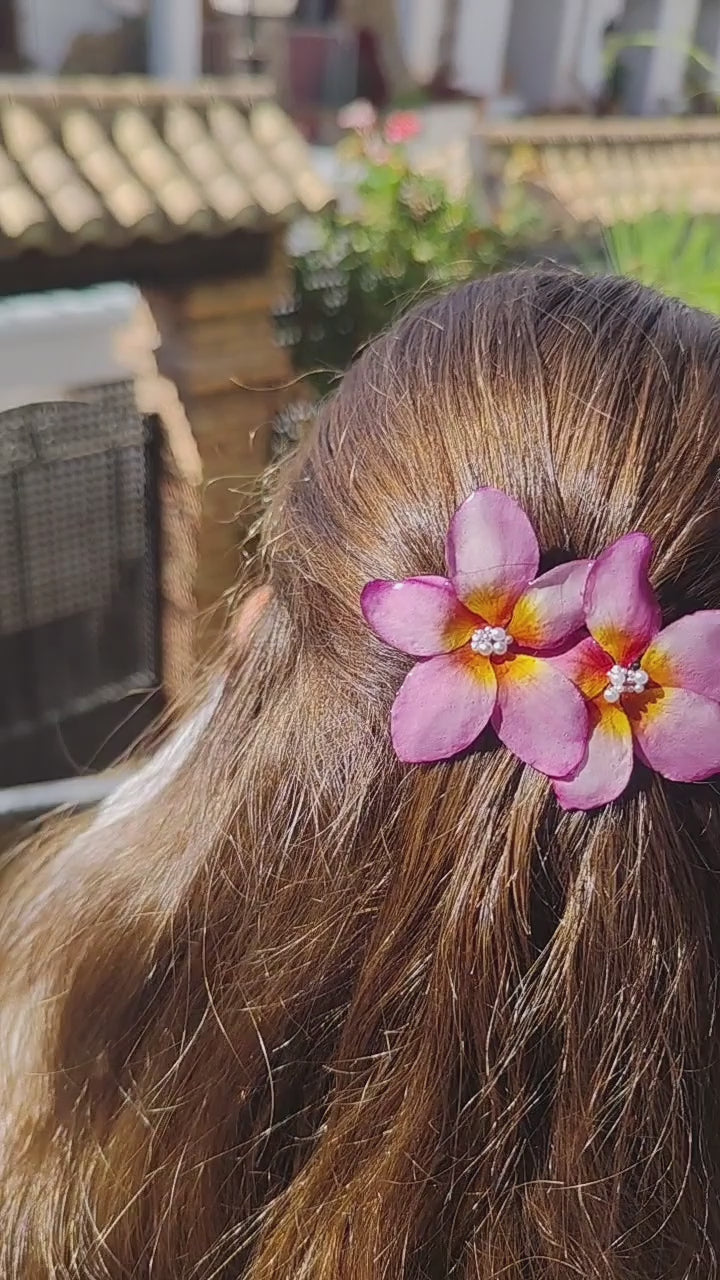 Clip de pelo con flor de plumeria real resinada. Accesorio natural artesanal. Pasador en acero inoxidable