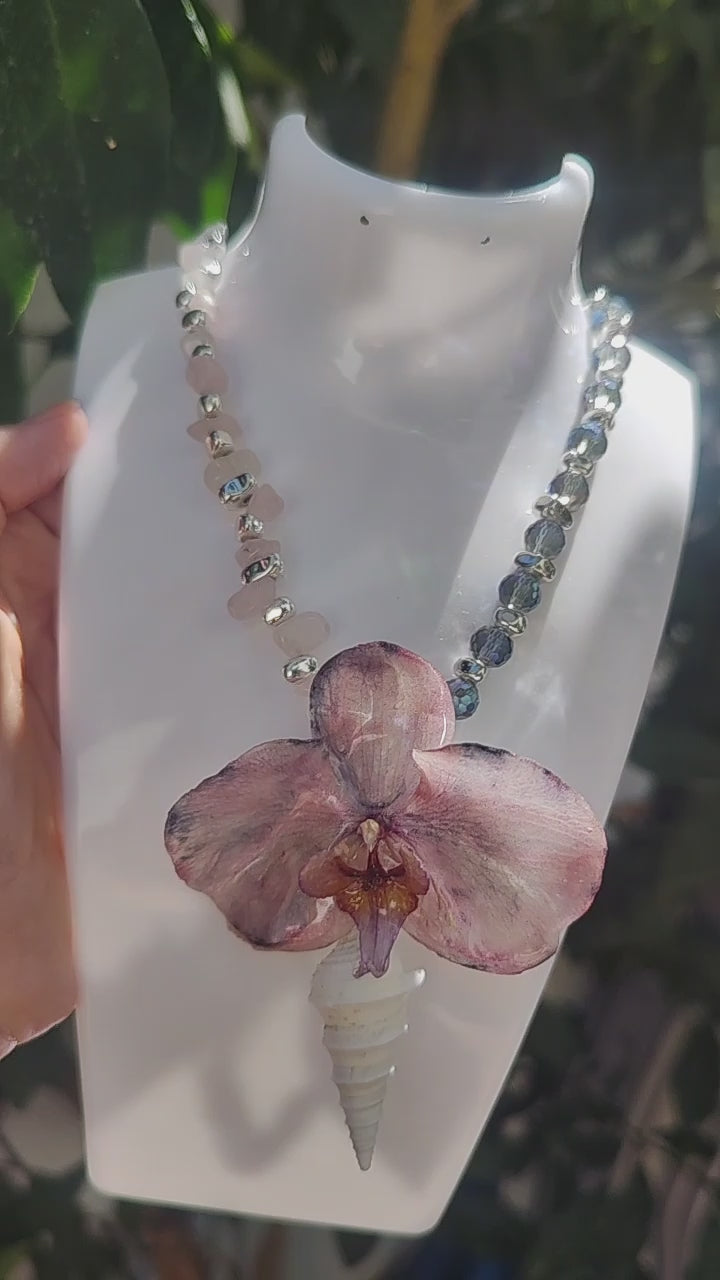 Collar convertible 2x1 con orquidea natural en resina y caracola– Joyería artesanal con flores. Collar para regalar.  Collar orquídea real