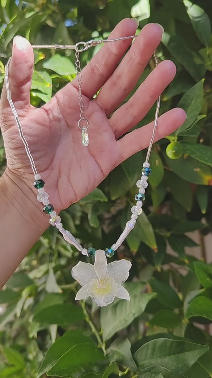 Collar orquídea dendrobium blanca en resina. Joyería artesanal con cristal checo y perlas. Collar ajustable elegante
