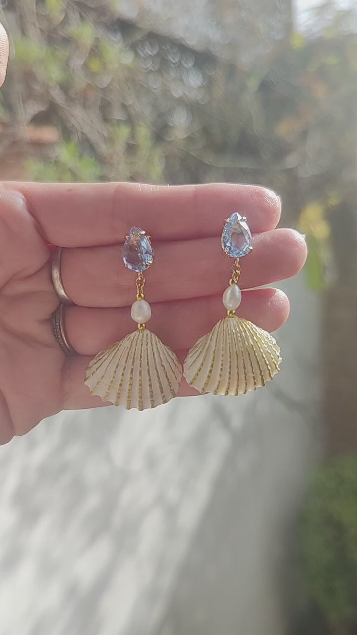 Pendientes artesanos con conchas y perlas naturales