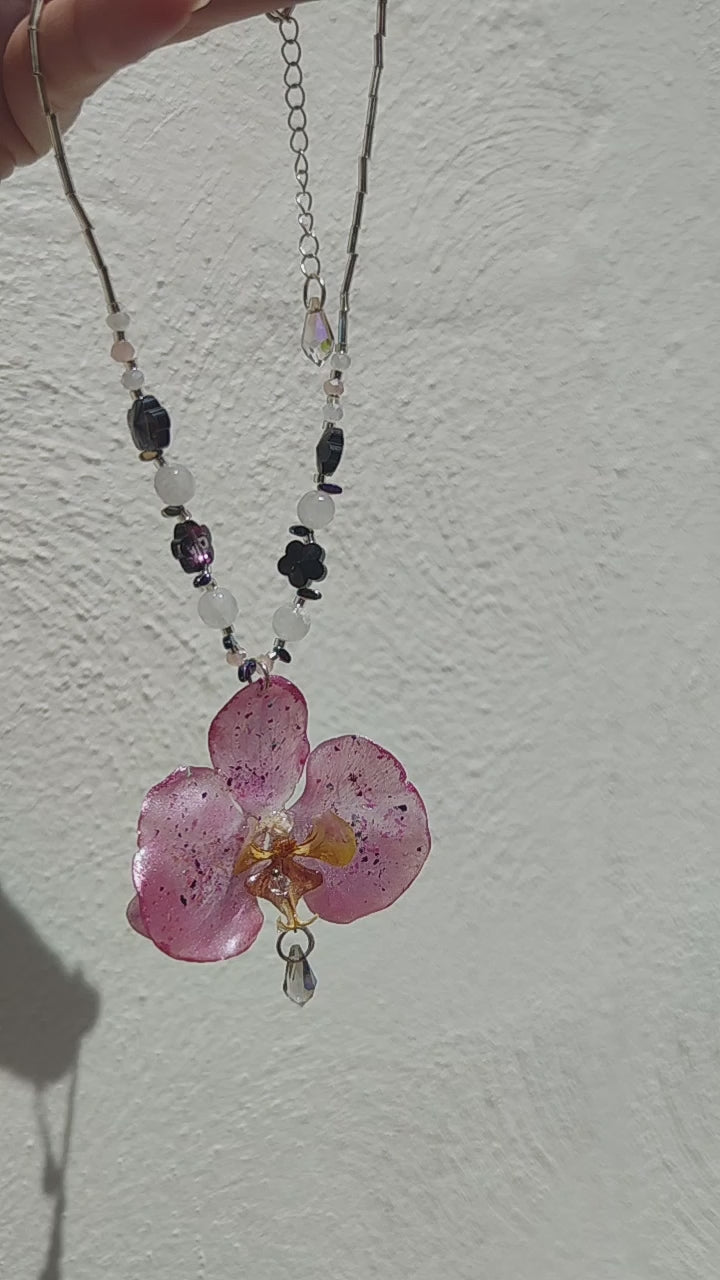 Collar de orquídea real con cristal facetado y cuarzo