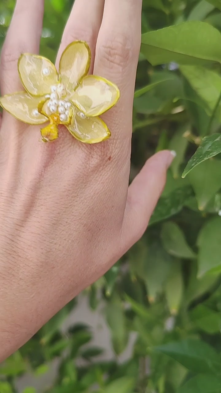 Anillo de orquídea real resinada