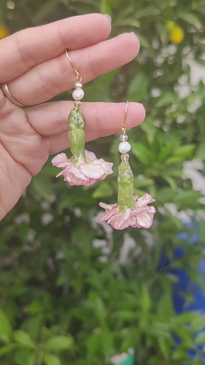 Pendientes artesanales con mini claveles naturales resinados, perlas naturales de río y acero inoxidable