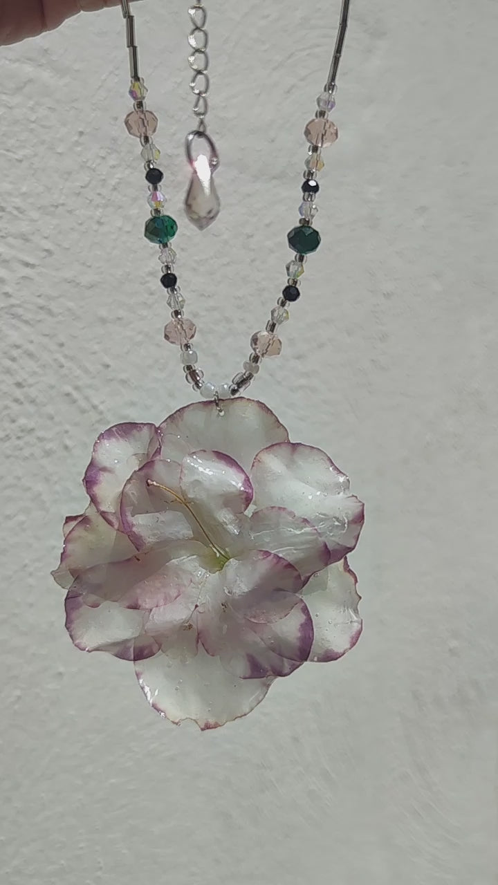 Collar de flor de azalea real resinada