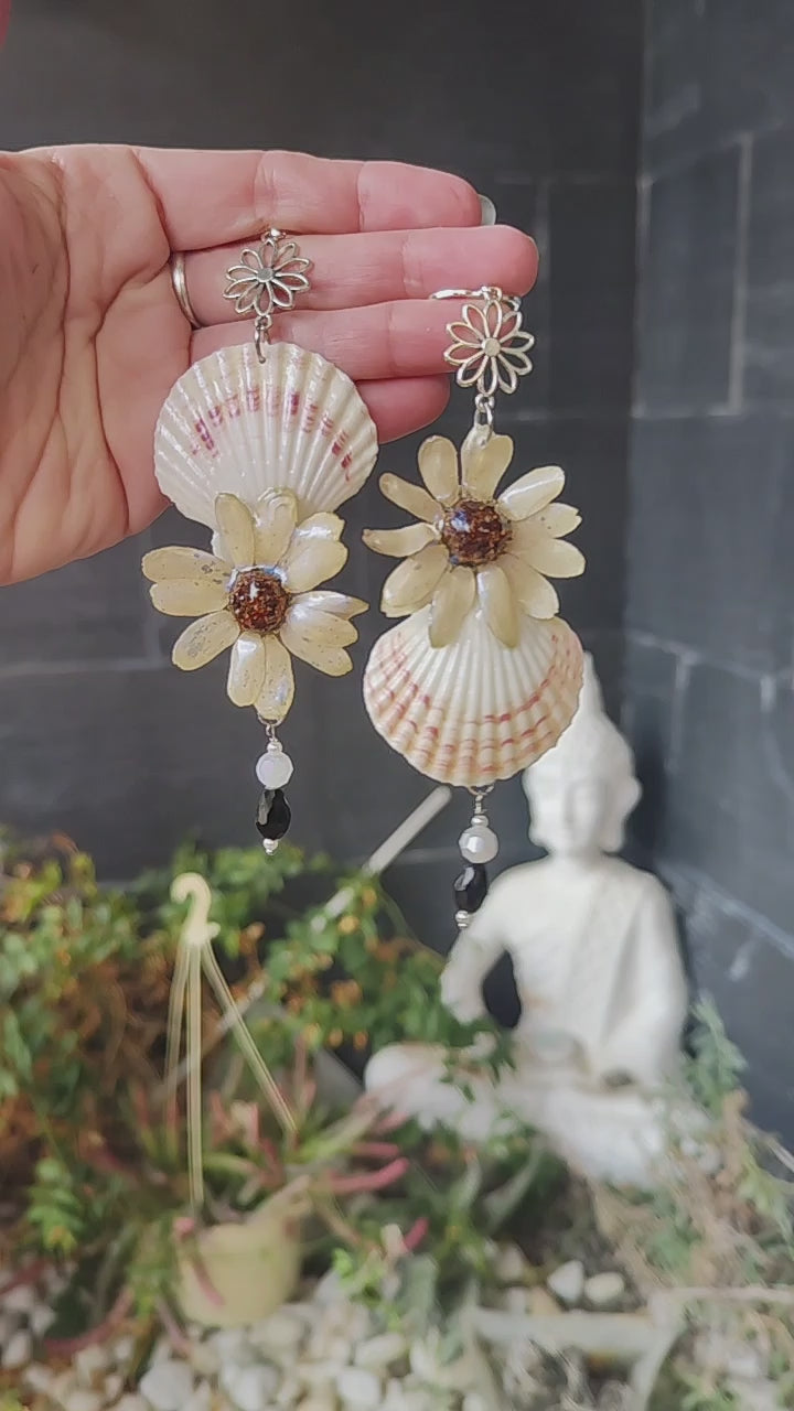 Pendientes de Margarita Real en Resina con Conchas Marinas Naturales – Pendientes Hechos a Mano, Joyería Botánica, Regalo Boho Natural