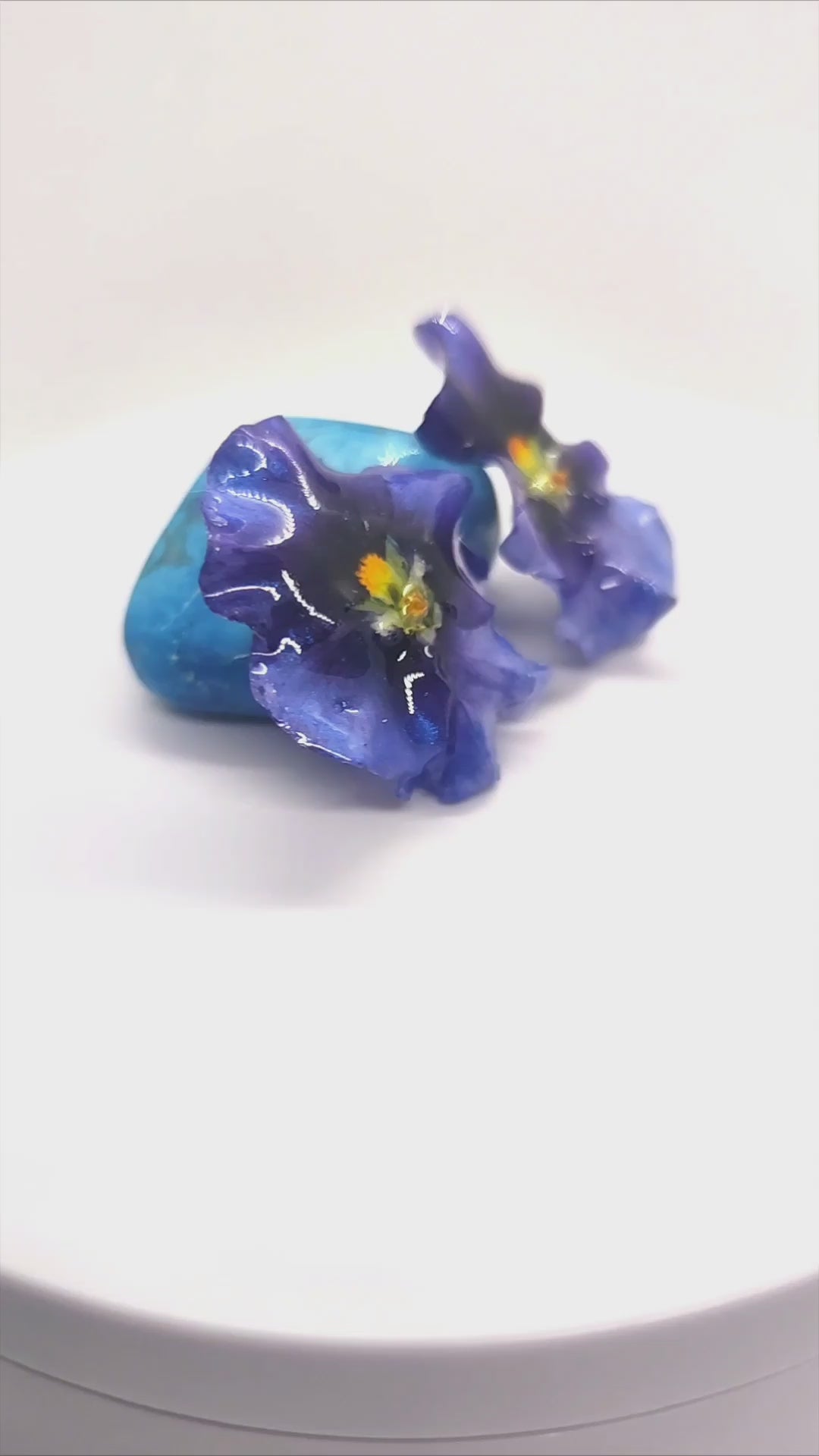 Pendientes de pensamientos reales resinados