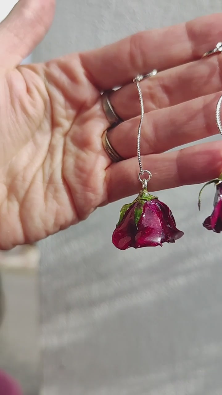 Pendientes artesanos de rosas reales resinadas