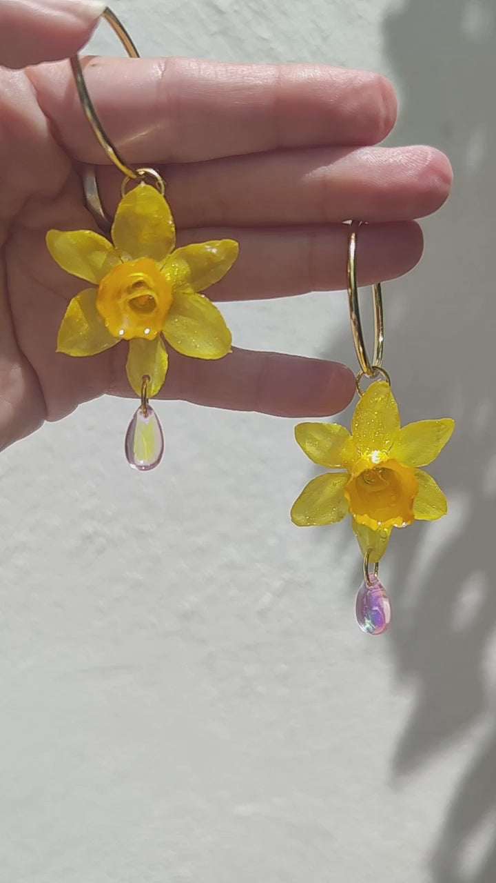 Pendientes de Narciso Real en Resina. Flores Naturales Pintadas con Nácar Dorado. Aros de Acero Inoxidable. Joyería Floral Hecha a Mano