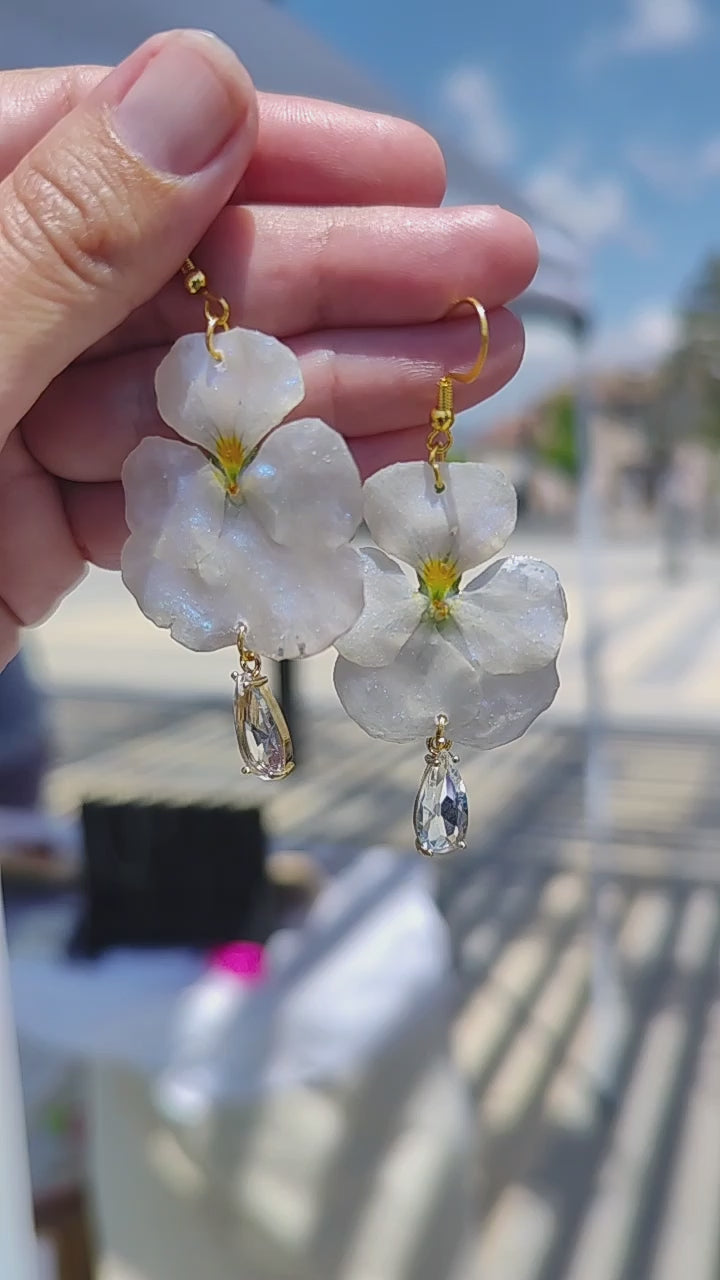 Conjunto de pendiented y collar de pensamientos reales resinados blancos anacarados