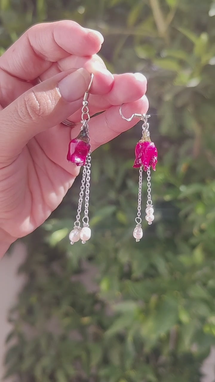 Pendientes artesanales con rosas reales y perlas naturales. Joyería botánica única en acero inoxidable