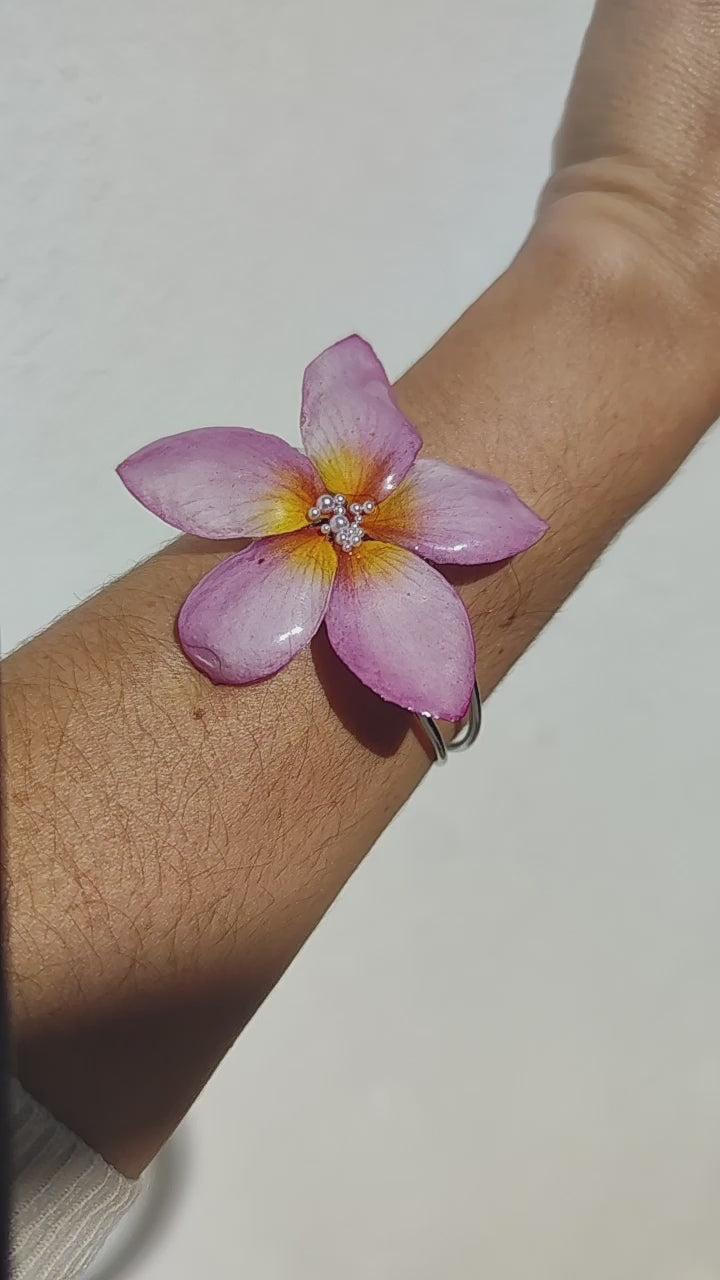 Pulsera con flor de plumeria real resinada. Joya natural hecha a mano. Regalo romántico y único para ella. Pulsera de flor preservada