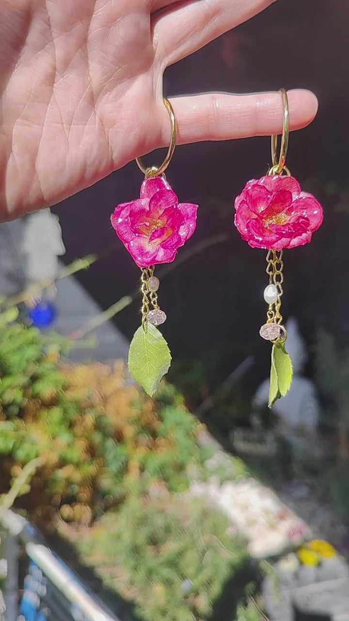 Pendientes de aro con rosas reales resinadas y colgantes de perlas y cristal facetado. Joyería artesanal romántica y elegante