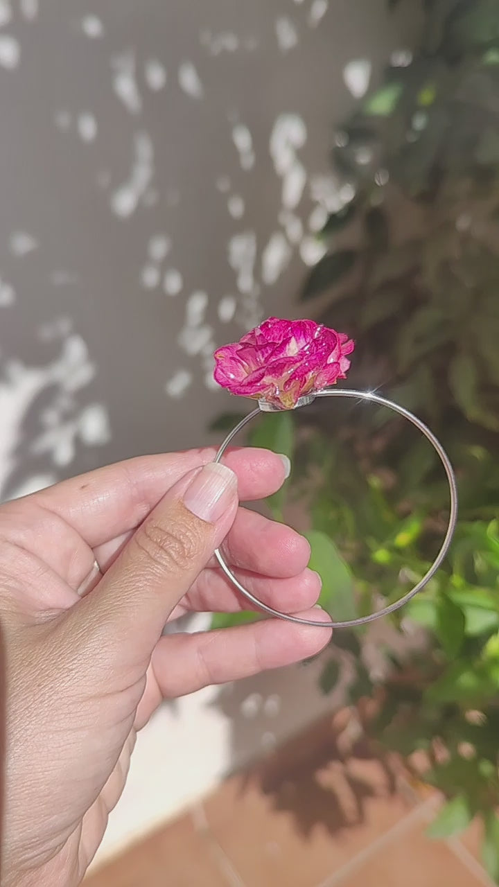 Pulsera de Rosas Reales. Brazalete de Acero Inoxidable con Rosas Preservadas en Resina, Joyería Artesanal, Regalo Romántico para Ella