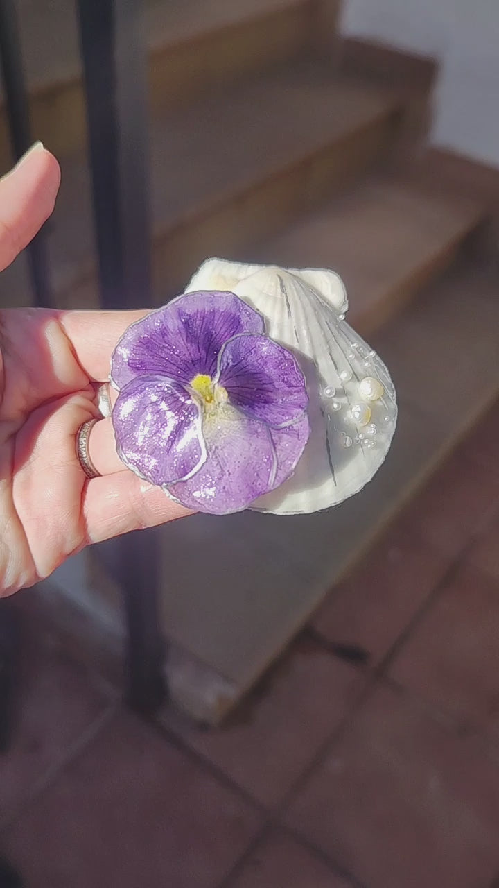 Clip de Pelo con Concha Natural y Flor Preservada de pensamiento resinado y Perlas de Río. Accesorio de Pelo Hecho a Mano