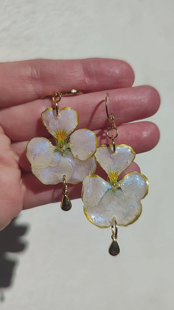 Pendientes de Pensamientos Naturales en Resina – Joyería Floral Hecha a Mano con Brillo Nácar Azul Iridiscente