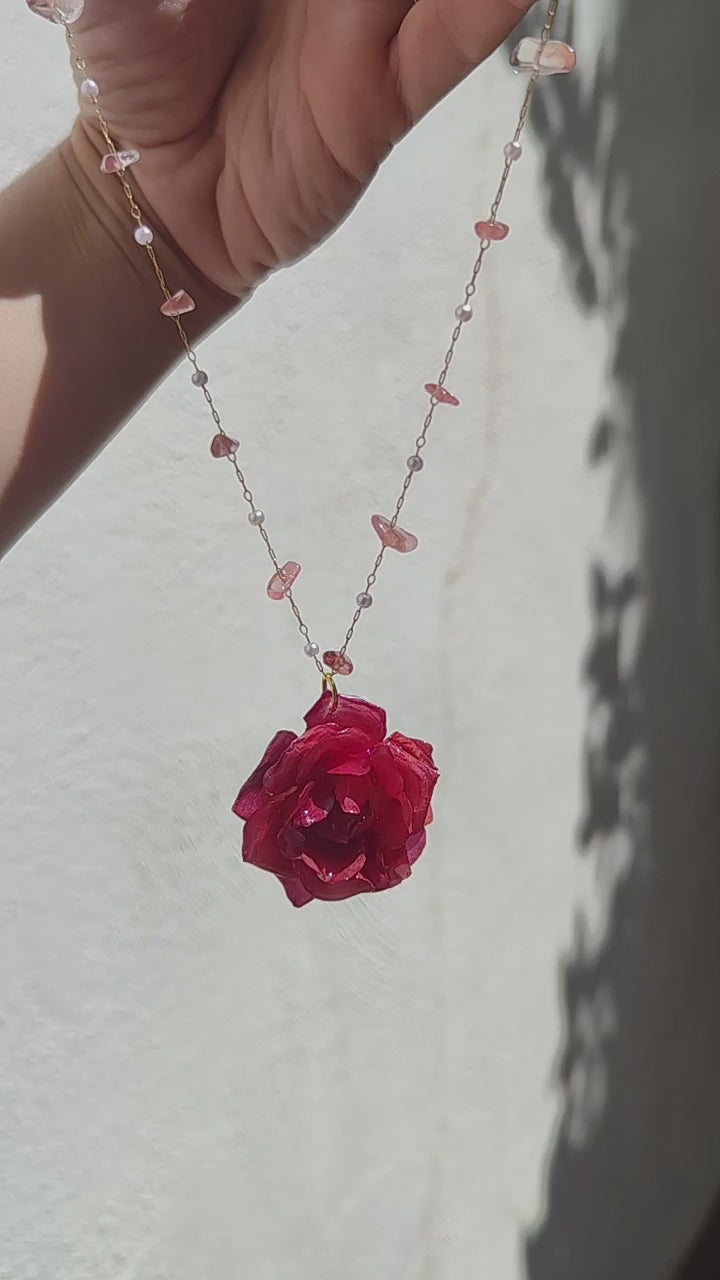 Collar de rosa real resinada