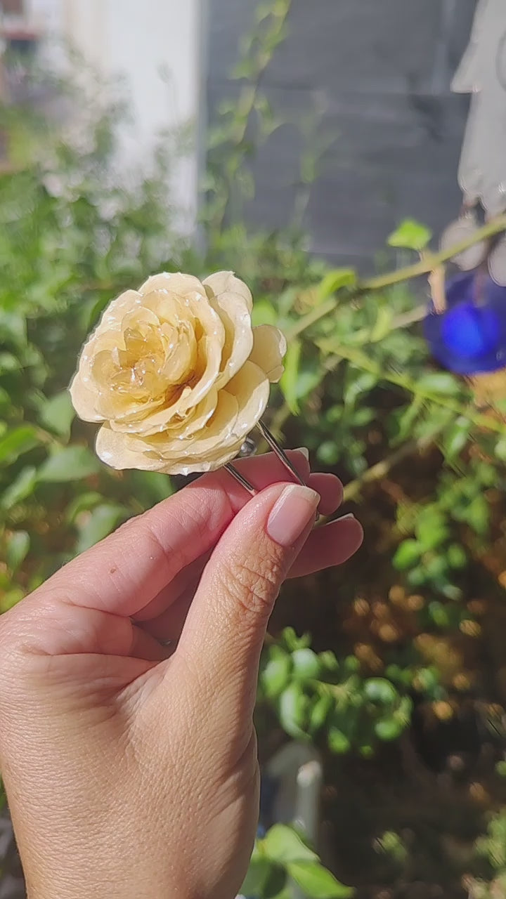 Pulsera con rosa blanca real resinada. Joya natural hecha a mano. Regalo romántico y único para ella. Pulsera de flor preservada