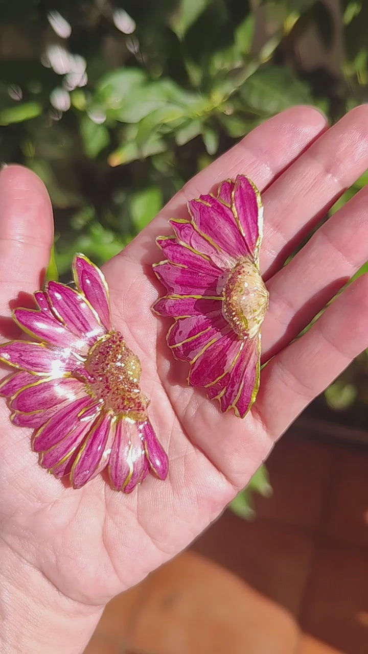 Pendientes de Gerberas Reales en Resina con Perfil Dorado – Joyería Floral Hecha a Mano – Flores Naturales Preservadas – Regalo Romántico y Boho