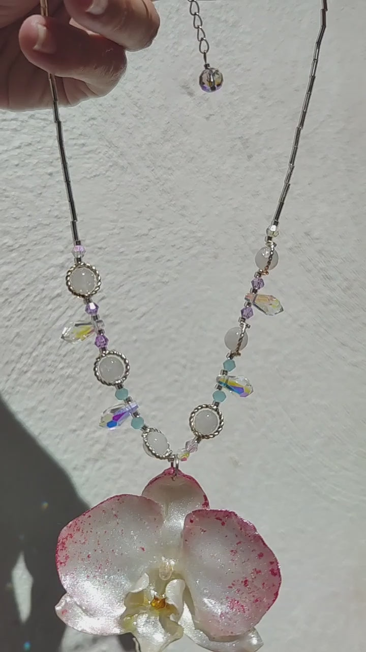 Collar de orquídea real resinada