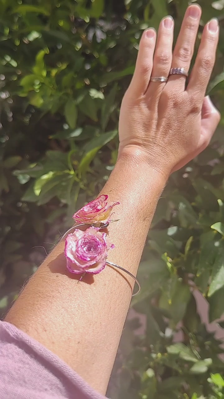 Pulsera de Rosas Reales. Brazalete de Acero Inoxidable con Rosas Preservadas en Resina, Joyería Artesanal, Regalo Romántico para Ella