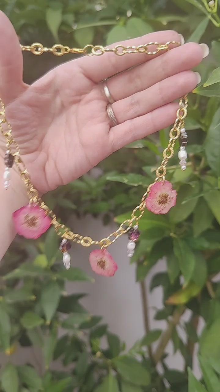 Collar de rosas reales, cristal facetado y perlas naturales