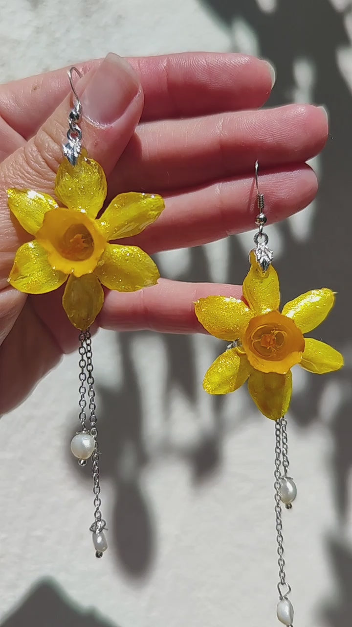 Pendientes de Narciso Real con Perlas Naturales | Flores Preservadas en Resina con Nácar Dorado | Joyería Floral Hecha a Mano