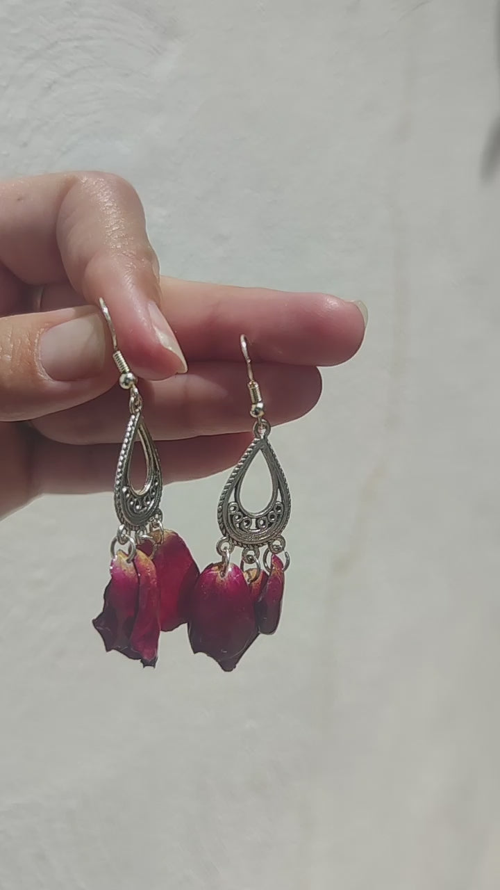 Pendientes de pétalos de rosa real resinada