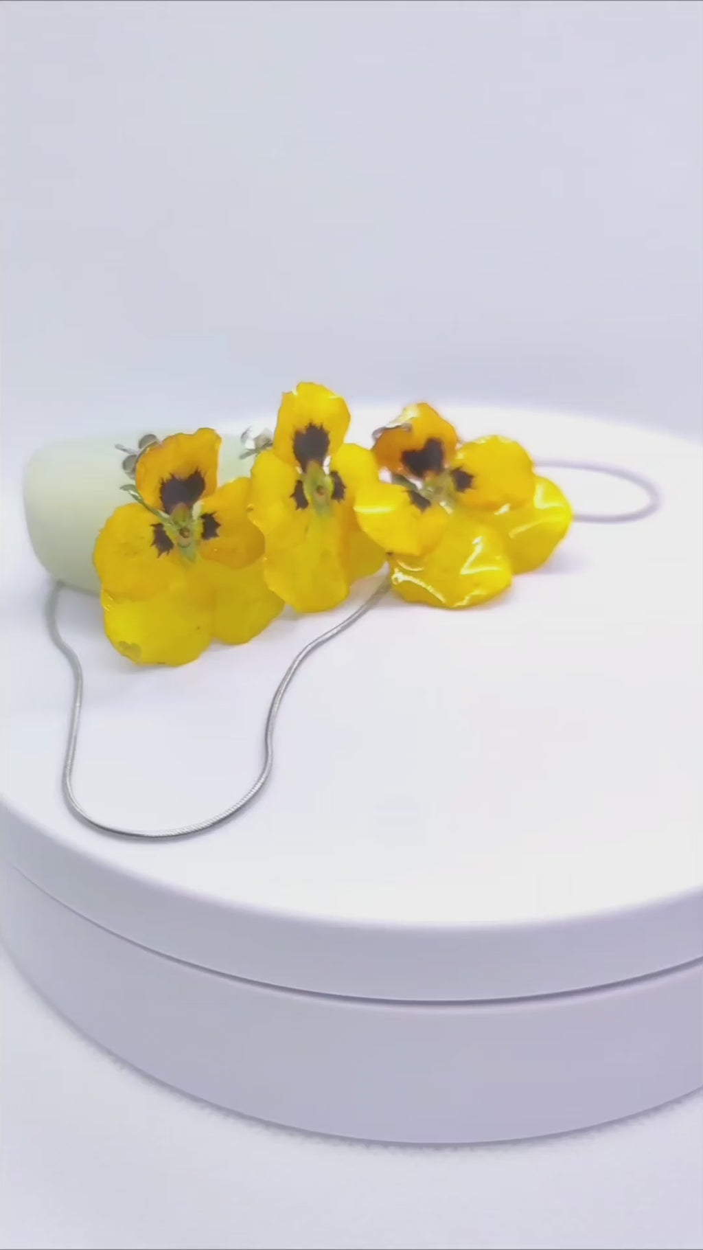 Conjunto pendientes y collar de pensamientos en resina