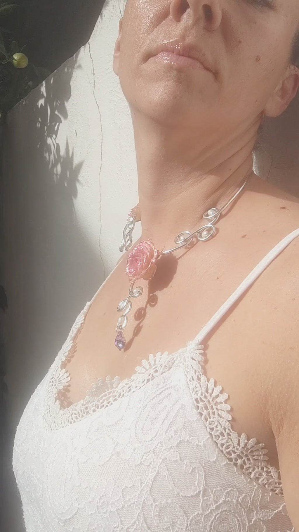 Collar de Alambrismo Hecho a Mano con Perlas Naturales de Río y Rosa Real Resinada – Joyería Artesanal Única
