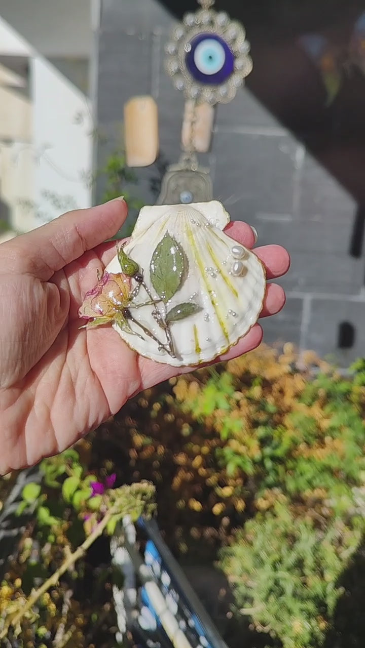 Clip de Pelo con Concha Natural, Rosa Real Resinada y Perlas de Río. Horquilla Artesanal Única. Accesorio Boho Hecho a Mano